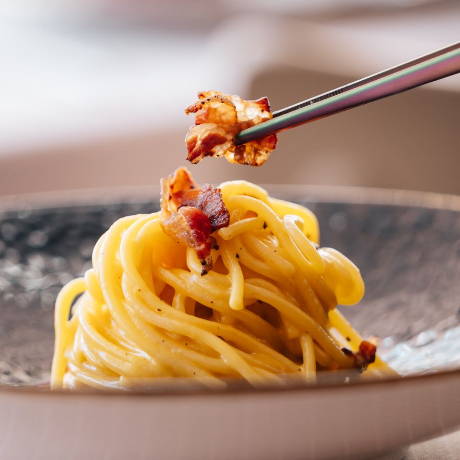Spaghetti serviti sul piatto scuro
