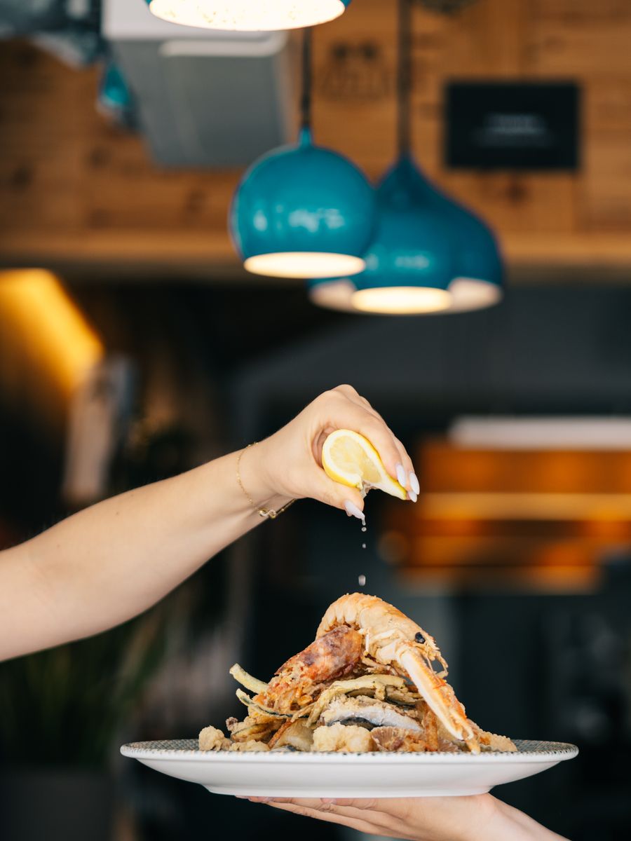 Limone spremuto sul fritto appena servito