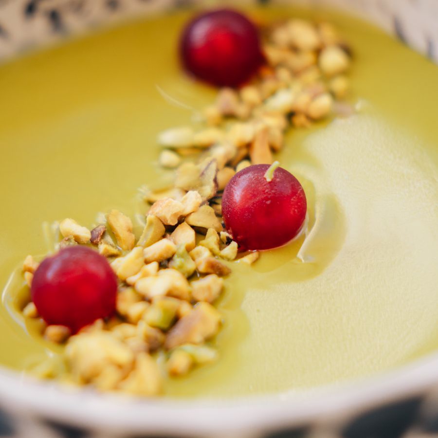 Crema con ribes e granella di pistacchio