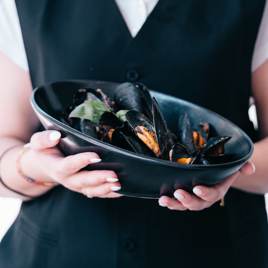 Le cozze portate in sala