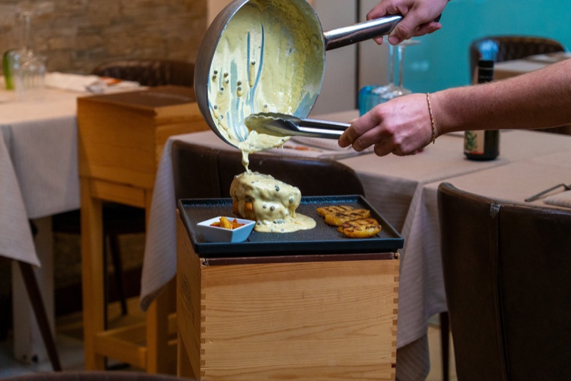 Filetto al pepe verde servito al tavolo