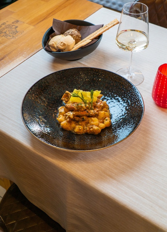 Gnocchi al granchio sul piatto nero