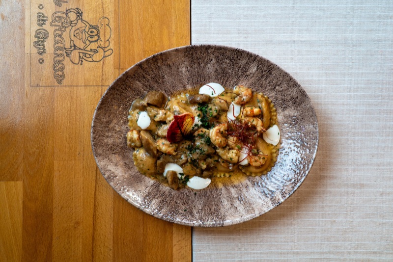 Ravioli ripieni di burrata con gamberi