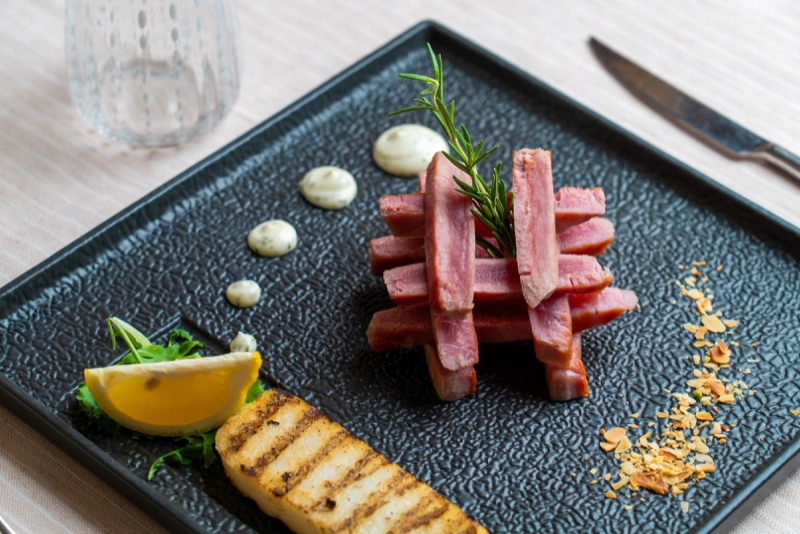 Tagliata di tonno scottato con limone