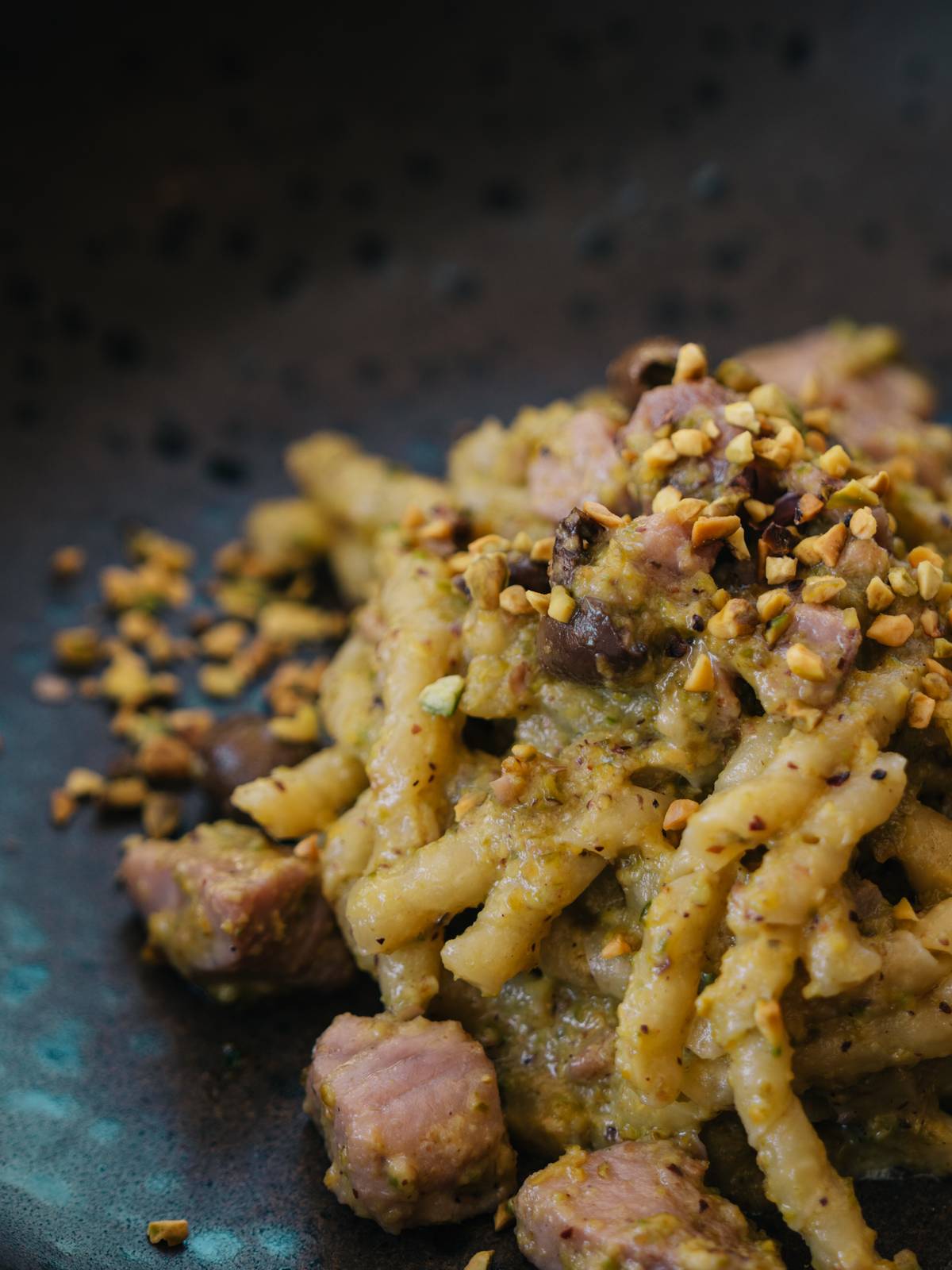 Pasta fresca con crema di pistacchio, tonno e granella