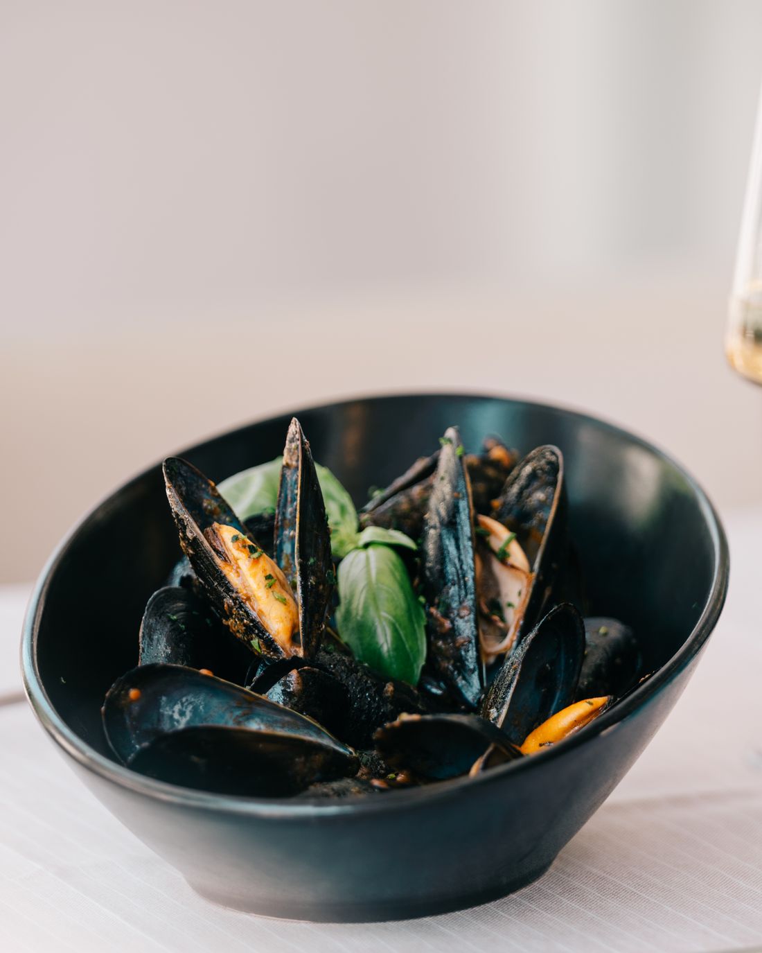 Cozze servite nella ciotola di coccio