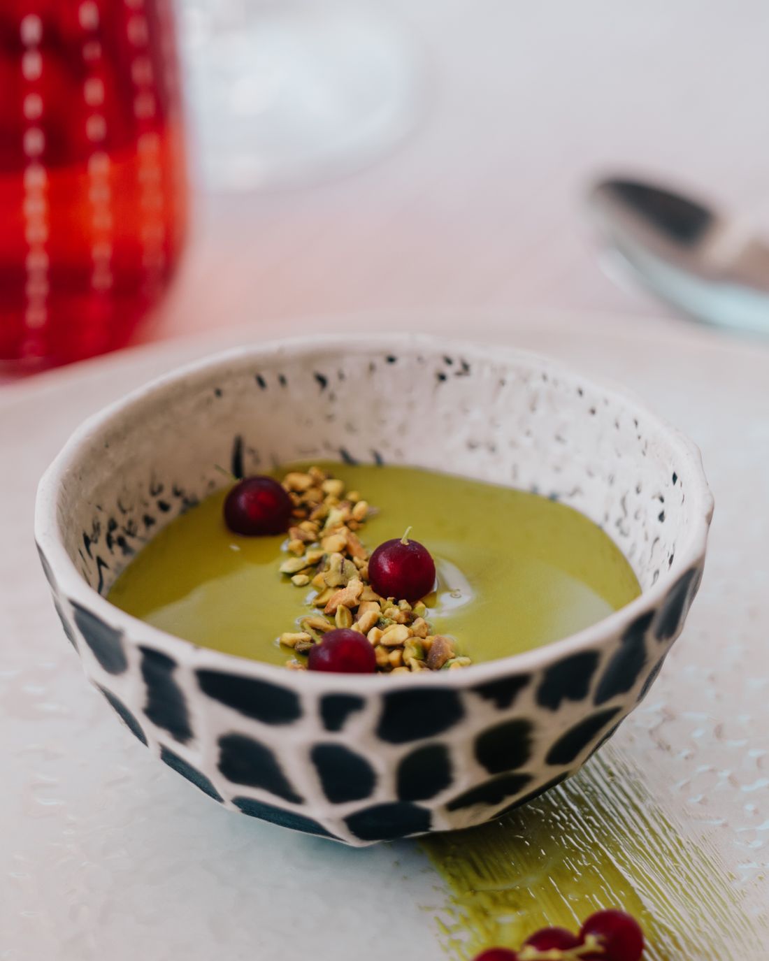 Crema con ribes e granella di pistacchio