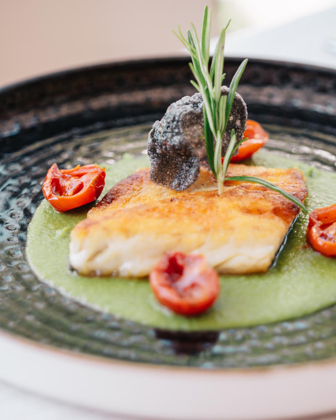 Filetto di pesce su crema di piselli
