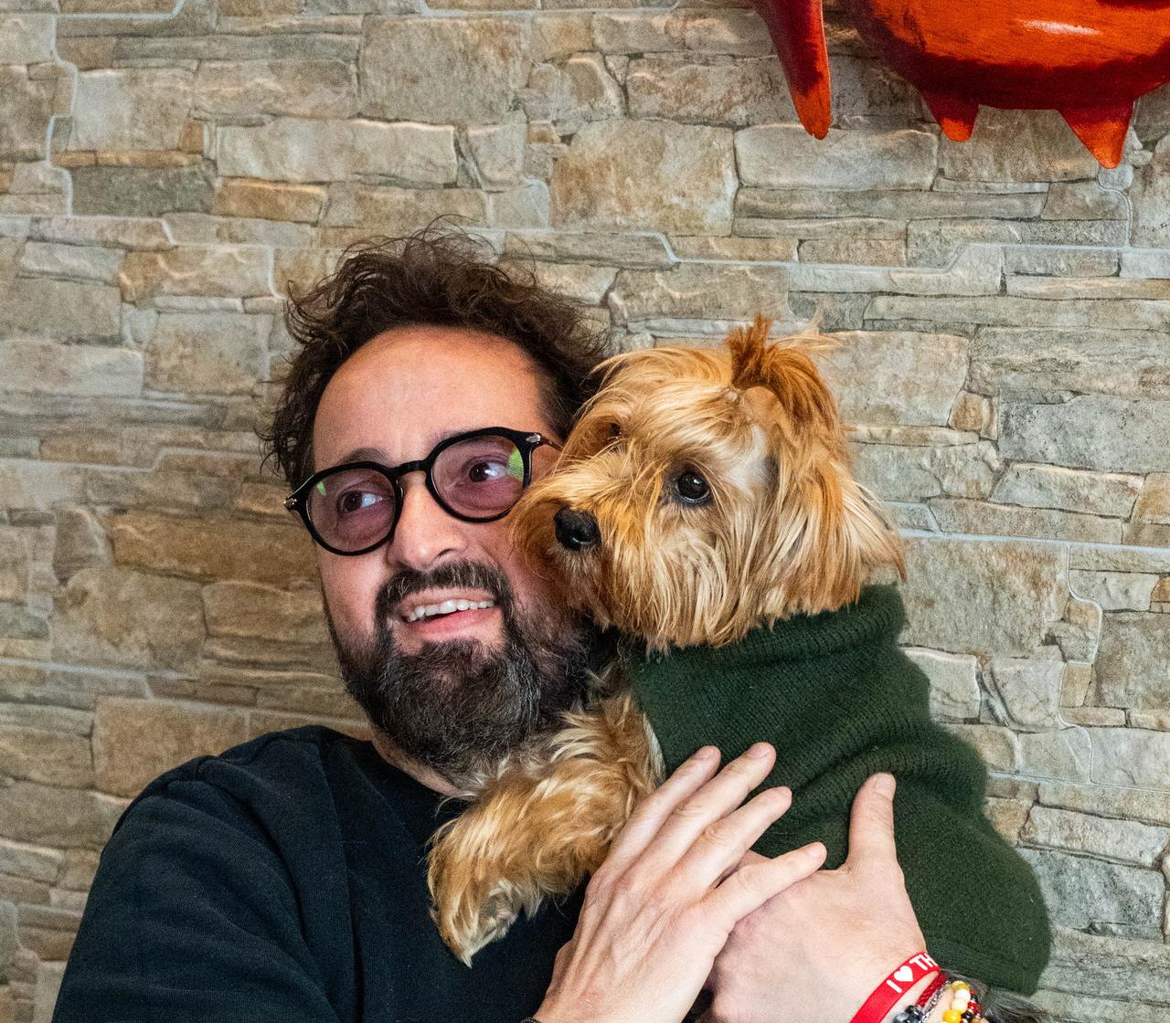 Gigi in sala con il cane di casa